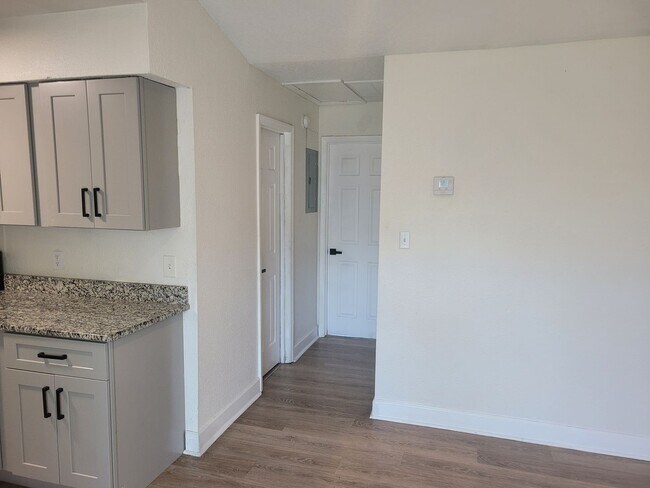 Building Photo - 1236 Dovehill Dr