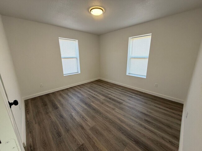 Building Photo - 3002 1st Pl