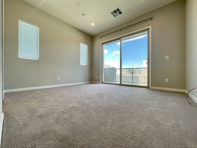 Building Photo - This spectacular 3-bed condo located acros...