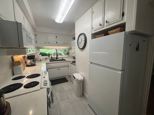 Building Photo - Fully Furnished 2 Bed / 1 Bath Condo Near Downtown La Mesa