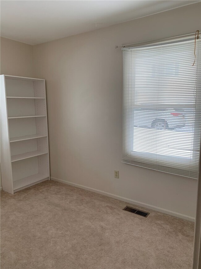 Building Photo - 26 Heron Way S