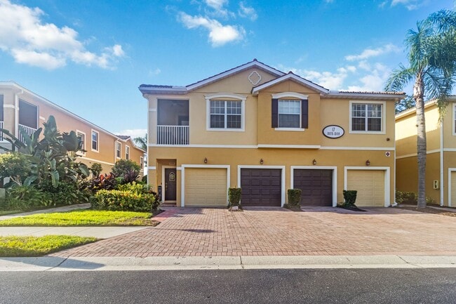 Building Photo - Exquisite & Breathtaking 2 Bedroom 2 Bath Condo Fully Furnished