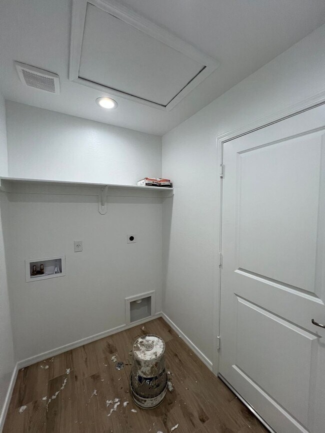 Building Photo - NEWER 3 BEDROOM HOME!