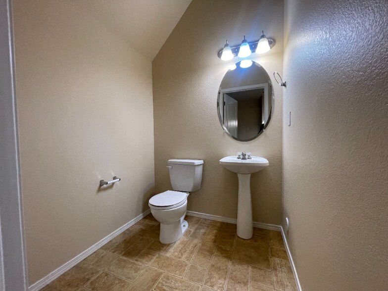 Building Photo - 4717 ROWLAND Heights