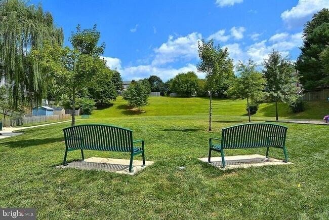 Building Photo - 1656 Woodtree Ct E