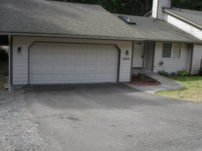 Building Photo - 2 bedroom 2 bath single story Duplex