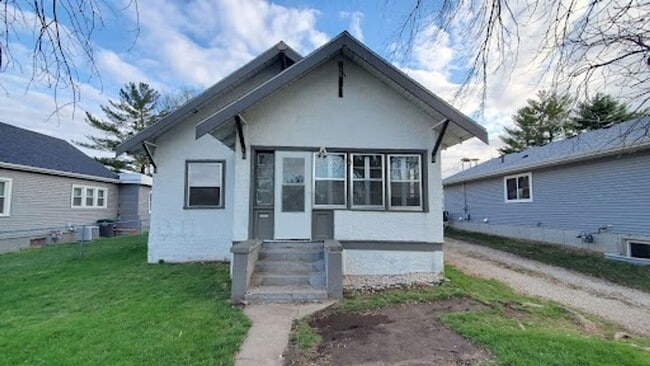 Building Photo - Pet Friendly Home with Fenced Back Yard and Hardwood Floors!