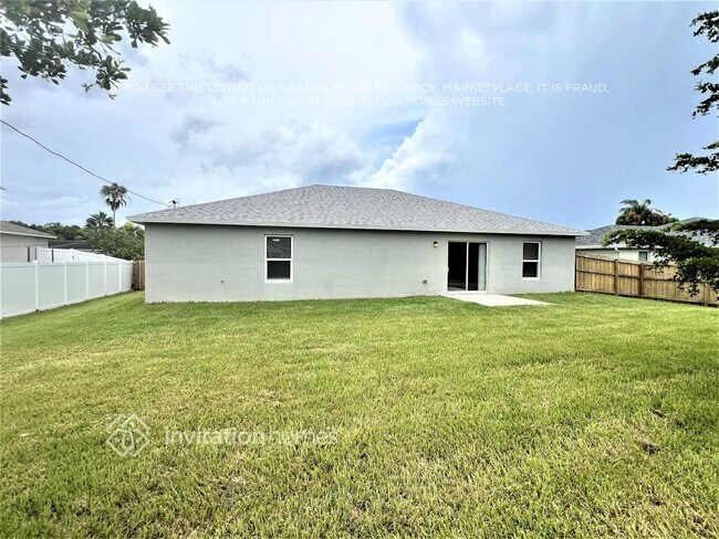 Building Photo - 832 SE Starflower Ave