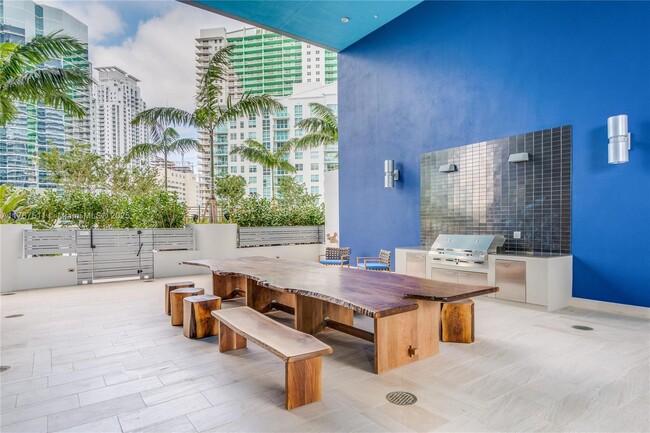 Building Photo - 1300 Brickell Bay Dr