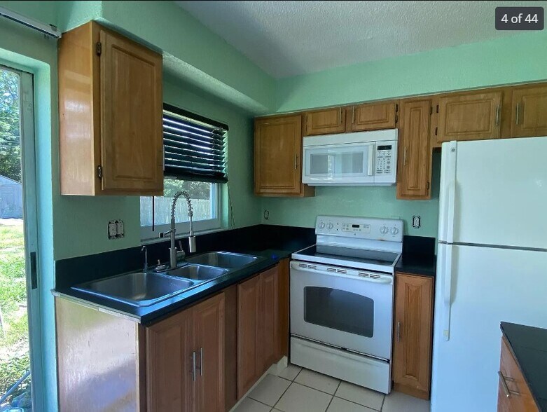 Building Photo - 2138 19th Ave SW