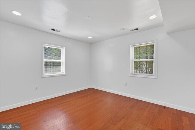 Building Photo - 2913 8th St SE