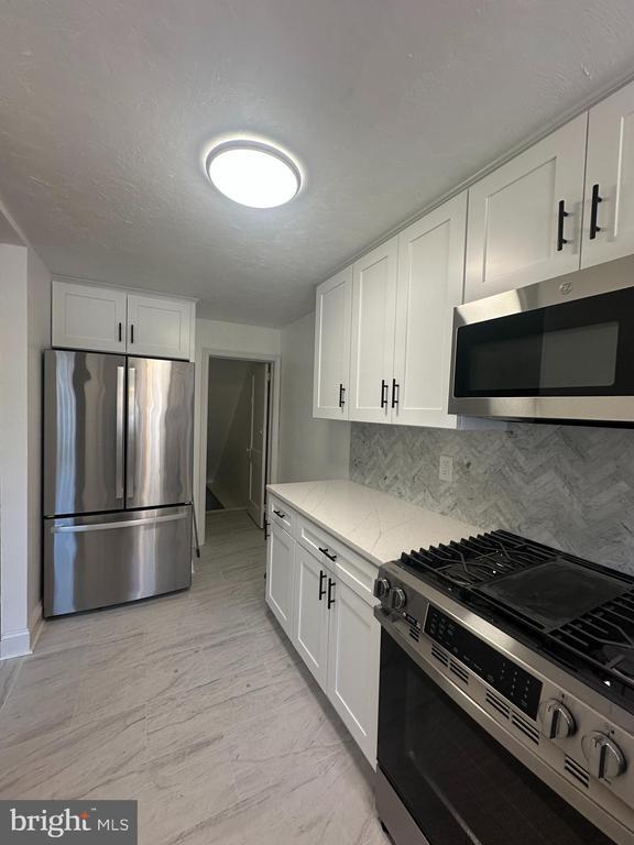 Building Photo - 2204 Lynn Blvd