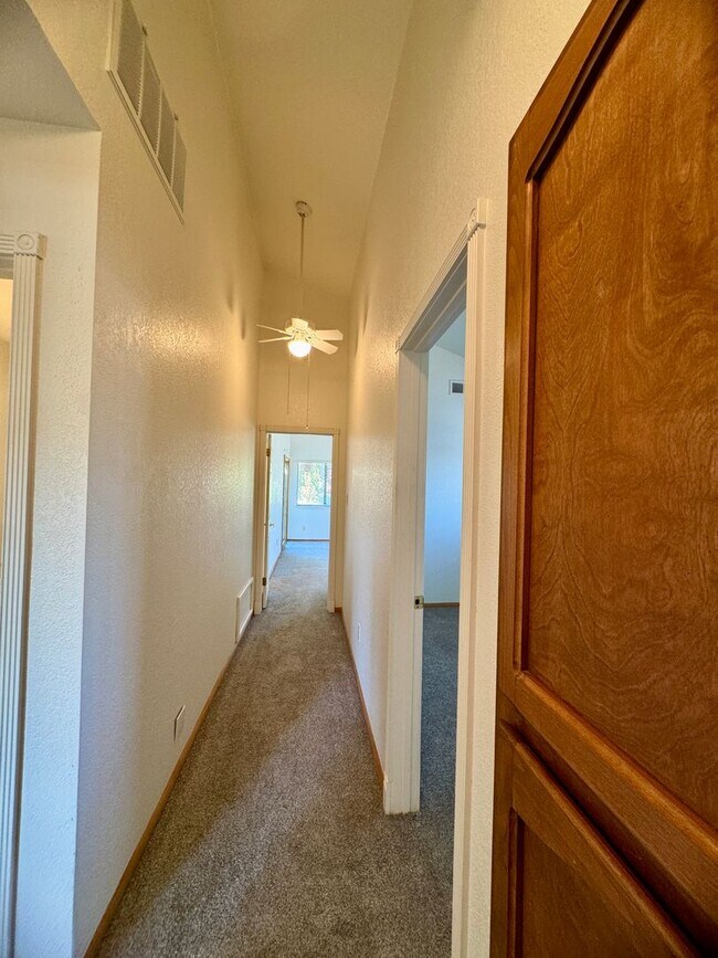Building Photo - 2555 Westridge Dr