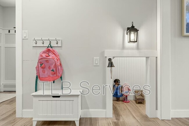 Building Photo - 7938 Elm Dr