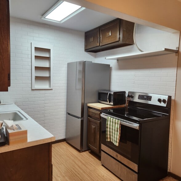 Building Photo - 2690 Oxford St N