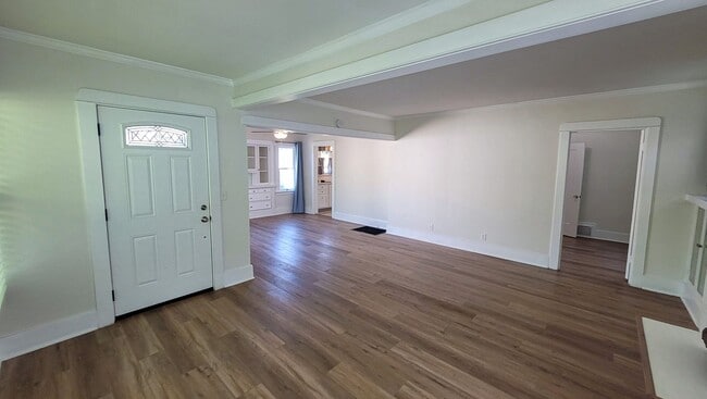 Building Photo - 2 Bed 1 Bath House in Historical Uptown Whittier Available Now!