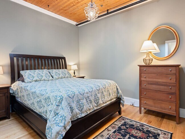 Building Photo - Fabulous Downtown Asheville Apartment