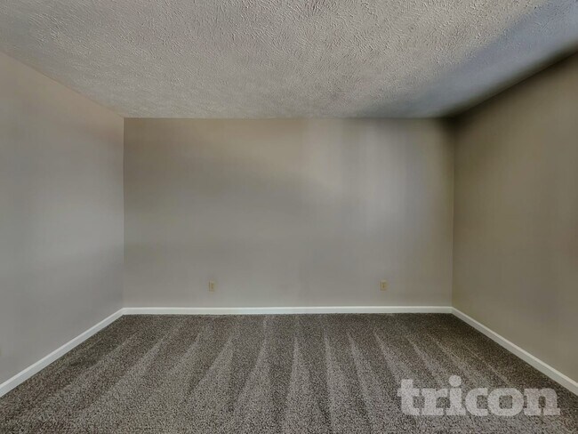 Building Photo - 3014 Silver Fox Dr