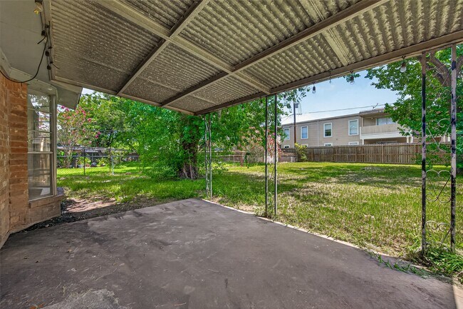 Building Photo - 2013 Long Dr