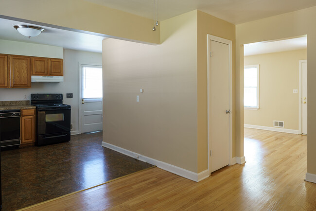 Building Photo - Super 3-brm stone ranch with basement, det...