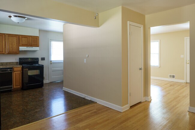 Building Photo - Super 3-brm stone ranch with brand new win...