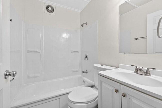 Building Photo - 176 Robinwood Ave