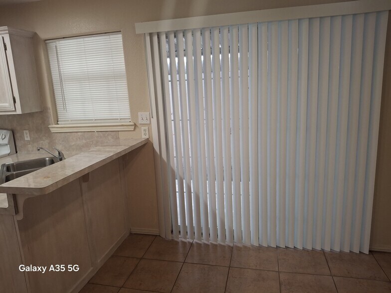 Building Photo - 1101 Stonehaven Blvd