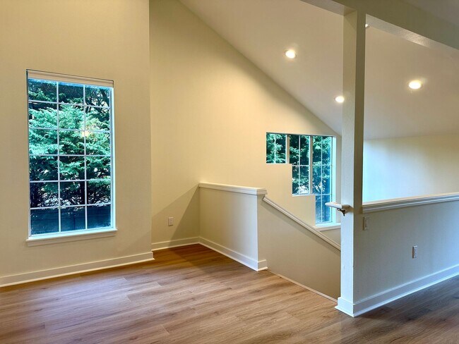 Building Photo - Beautiful 2 bed/2 Bath townhouse in Kenmore