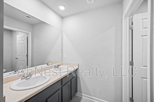 Building Photo - 3012 Hawthorn Farm Blvd