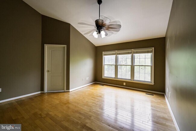 Building Photo - 1156 Regal Oak Dr