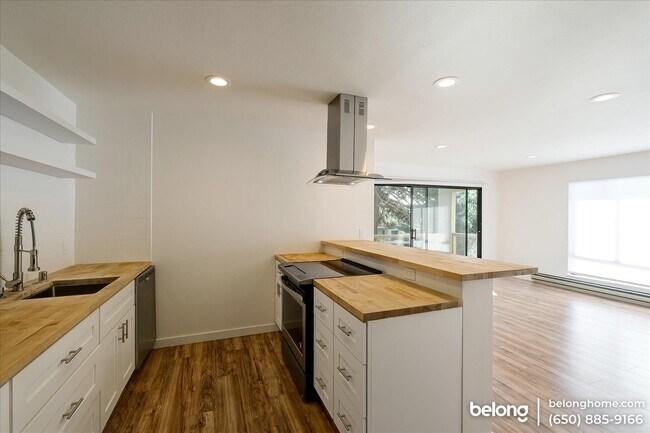 Building Photo - 7 Commodore Dr