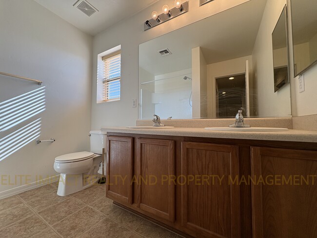 Building Photo - 1133 S Pantano Overlook Dr