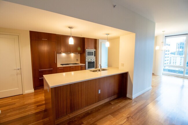 Building Photo - 1bd/1.5ba Bellevue Condo