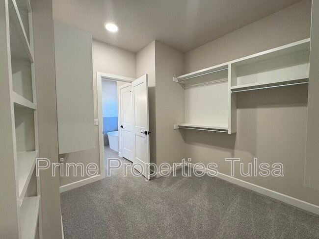 Building Photo - 1022 E Delmar Pl