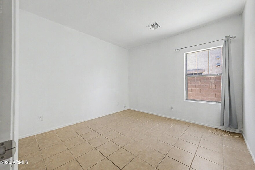 Building Photo - 13271 W Clarendon Ave