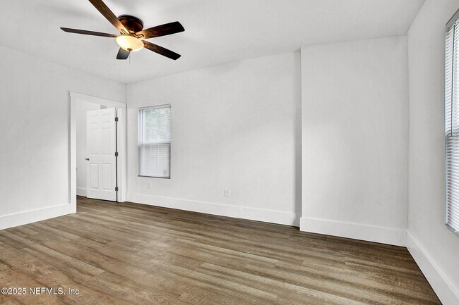 Building Photo - 1714 Brookview Dr S