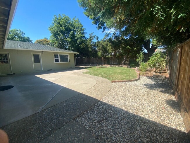 Building Photo - Pleasanton Single Story House 4 bed/2 bath, Downtown next to Amador Valley High! Great Location