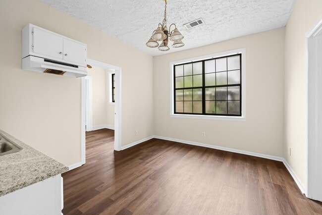 Building Photo - Charming 4 Bedroom, 2 Bathroom house