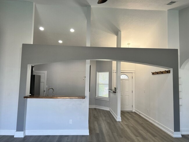 Building Photo - Great Updated Home