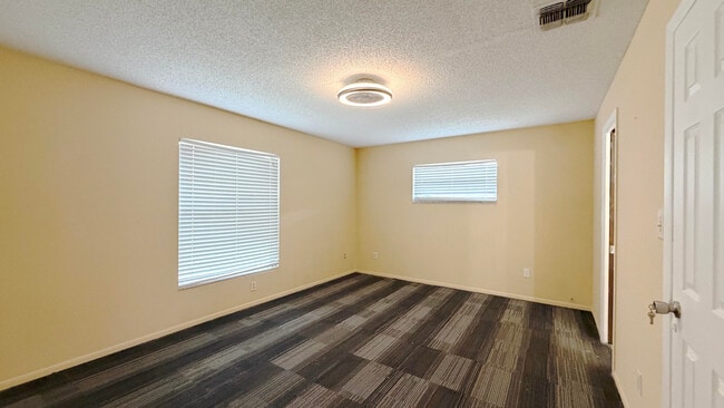Building Photo - 889 Hendry Dr