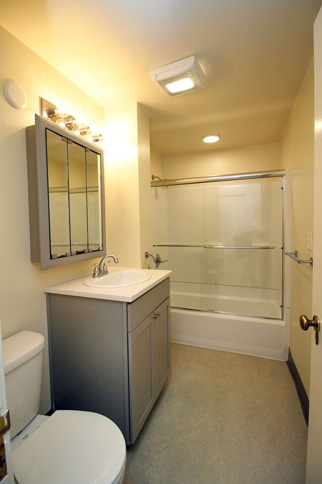 Building Photo - 2400 SW Hoffman Ave