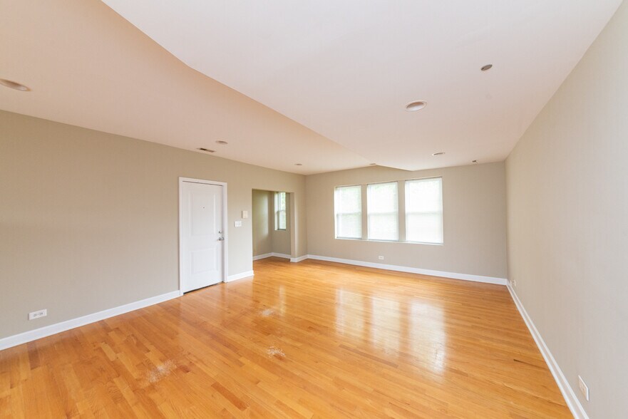 Building Photo - 1507 W Albion Ave