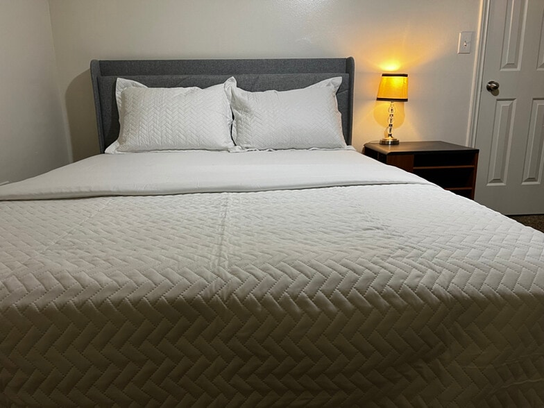 Building Photo - 512 N Chicago Ave