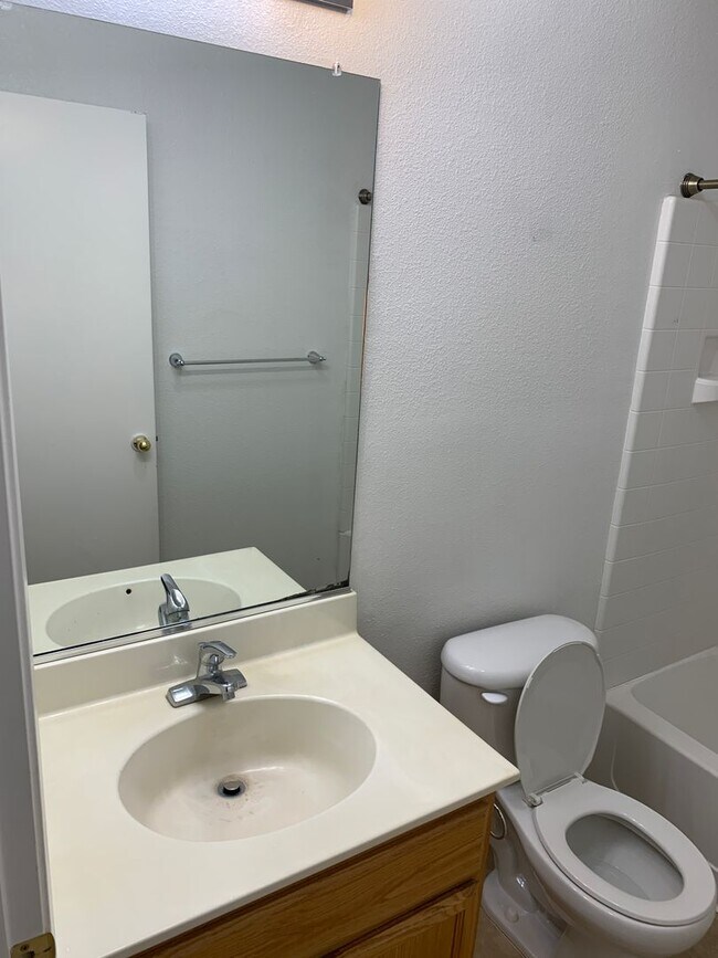 Building Photo - 2 WEEKS FREE RENT November Special - Beaut...