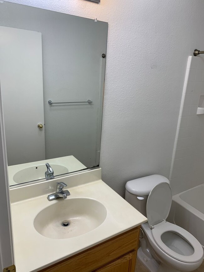 Building Photo - Beautiful 4 Bedroom 3 bath home in Merced!
