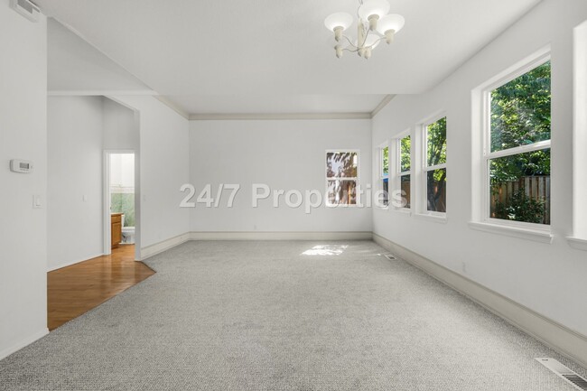 Building Photo - Inviting 3 BD | 2.5 BA Home w/ Massive Bac...