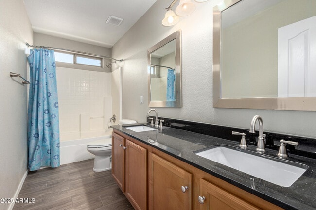 Building Photo - 4122 E Palm Beach Dr