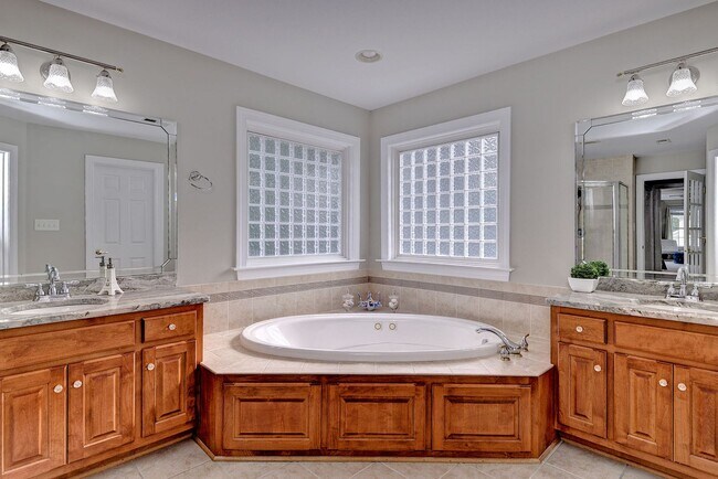 Building Photo - Spacious 5BR/4BA Home in Yorktown – Convenient Location and Comfortable Living