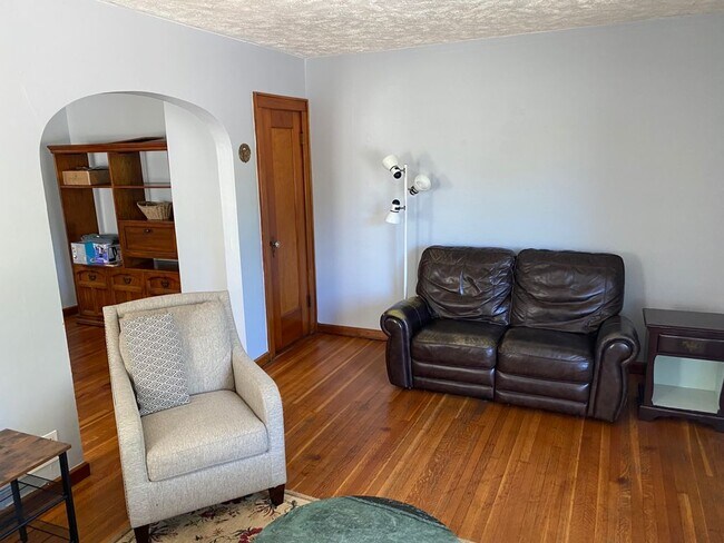 Building Photo - 5453 E 10th St