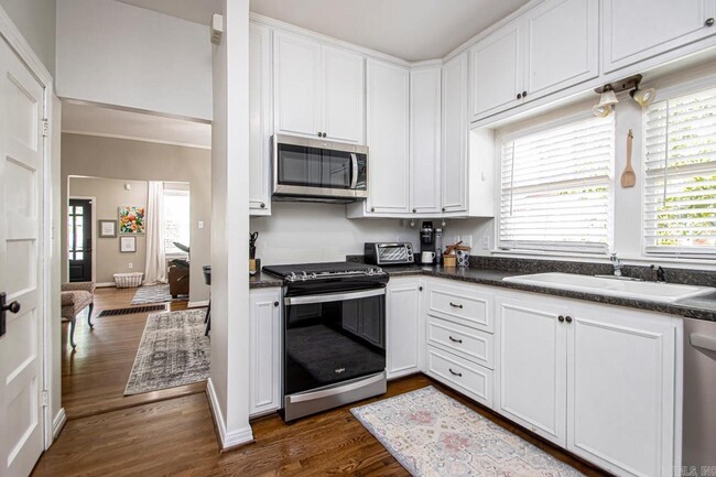 Building Photo - 4816 Kenyon Dr